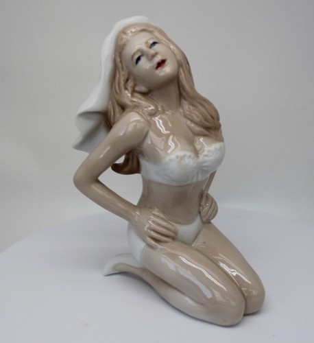 Figurine bathing beauty - bathing,