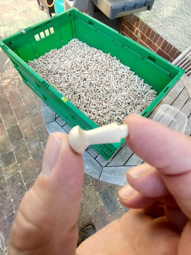 Small wooden shaker - wooden, pegs