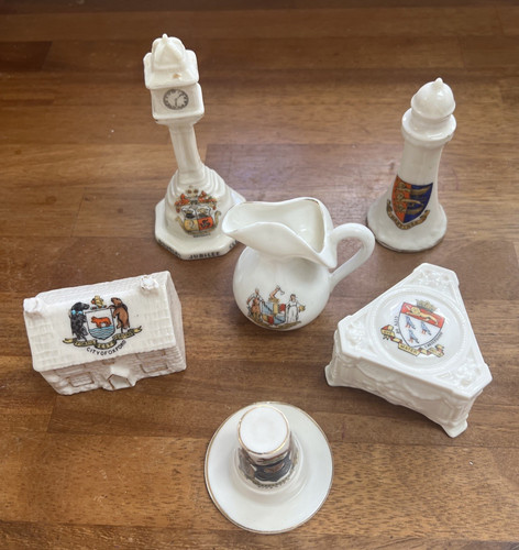 Crested ware pieces of - x,