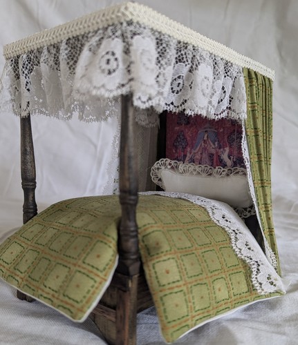Dolls house scale - dolls,