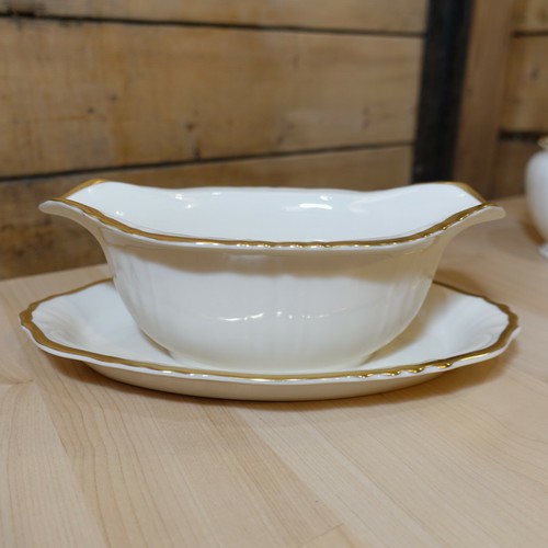 Gravy boat attached - attached, underplate