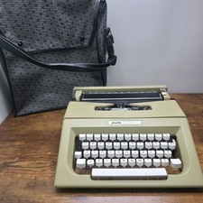 Olivetti Lettera 25 Typewriter & Portable Carry Bag 70s Mexico Vintage Olive