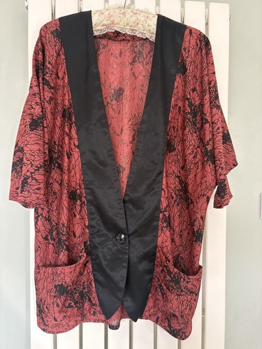 Vtg 80s red - black, graphic