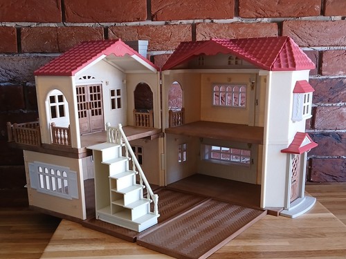 Sylvanian families red roof - families,