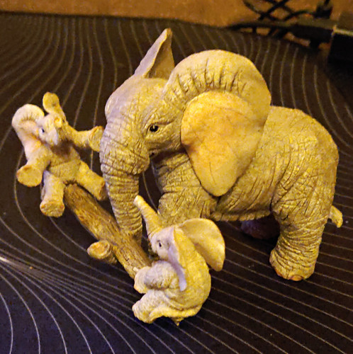 Tuskers resin elephant - tuskers,