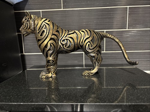 Tiger ornament bookshelf home - ornament,