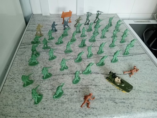 Assorted toy soldiers - 48,