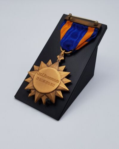 Tilted single medal display - tilted,
