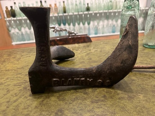 Vintage cast iron cobbler shoe - iron,