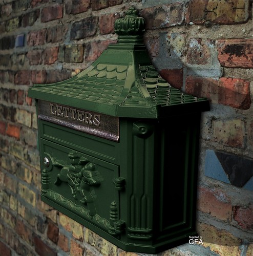 Cast traditional green wall - cast,