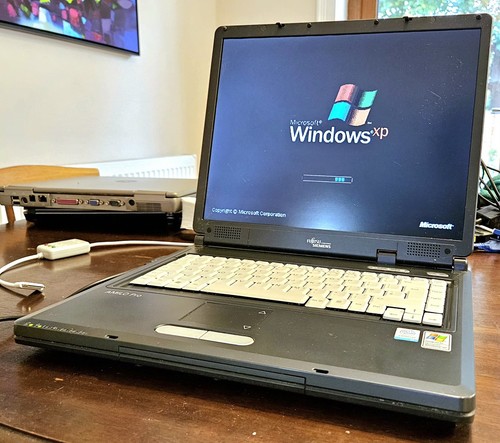Fujitsu siemens amilo pro - fujitsu,