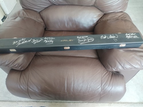 Signed snooker cue - snooker,