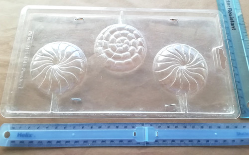 Round patterned chocolate - round,