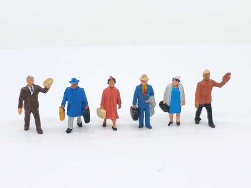 Preiser figures standing - figures,