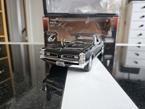 Highway 1966 pontiac - 1:18,