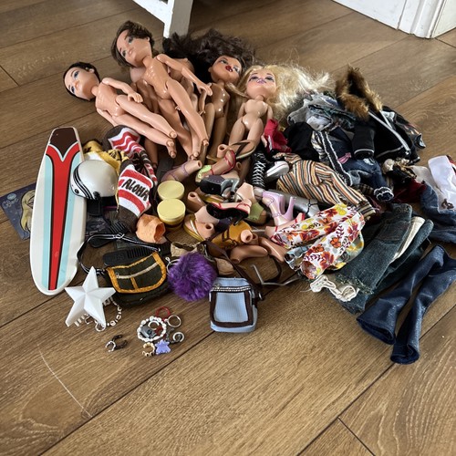 Bratz bundle job lot - bratz, clothes