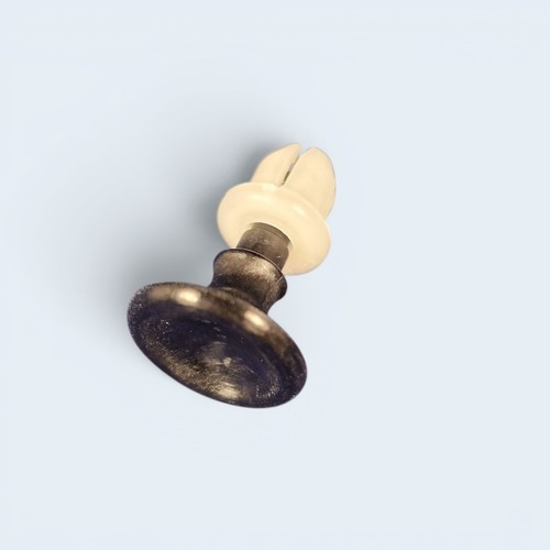 Air filter securing clip - securing,