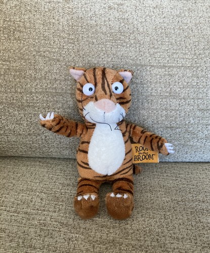 Room the broom cat plush - on,