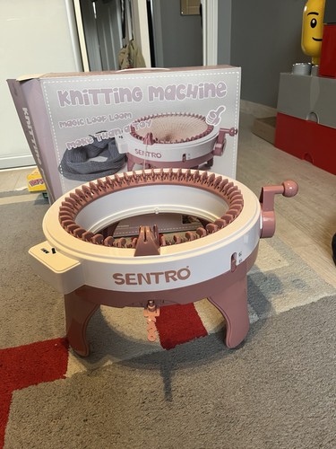 Sentro knitting machine - knitting, with