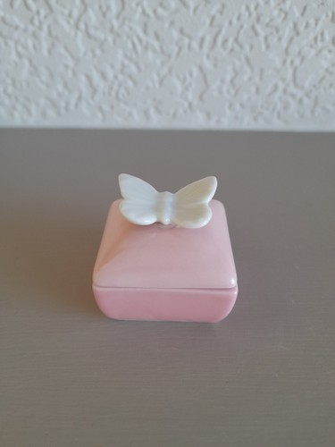 Vintage pink pill box with - vintage,
