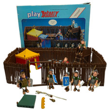 Play Asterix Toy Cloud Roman Fort with box and seven figures near complete