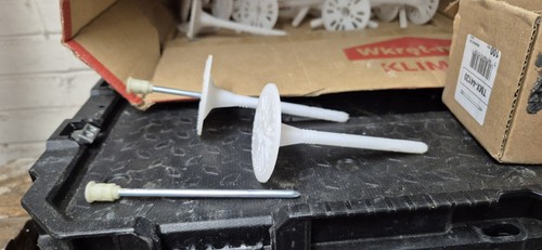 External insulation fixings - ,