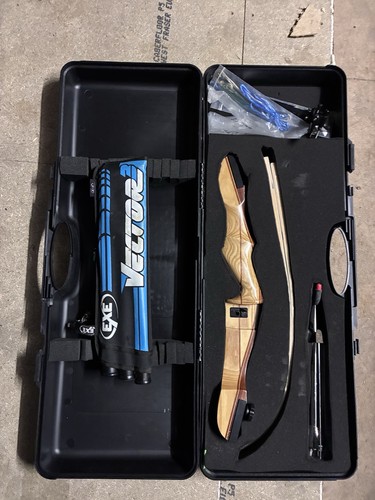Right hand recurve bow full - hand,
