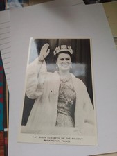 Queen Elizabeth On The Balcony Waving Buckingham Palace Postcard