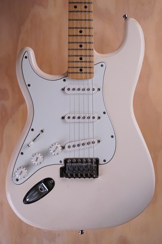 Fender standard stratocaster - fender,