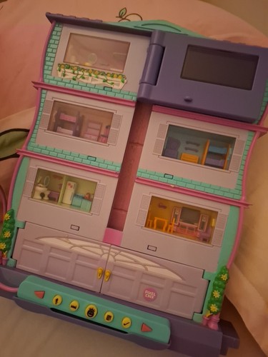 Pixel chix roomies - house, with