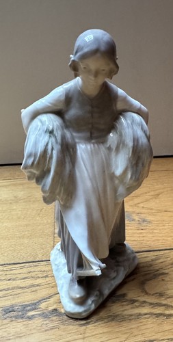Royal copenhagen figurine - royal,
