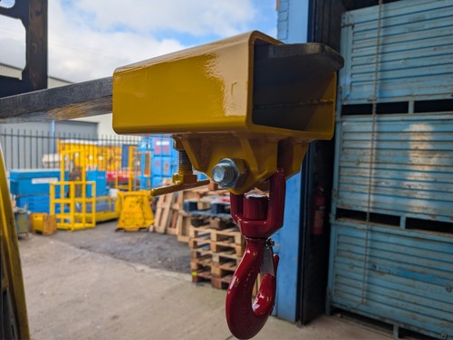 Forklift mounted lifting hook - mounted,