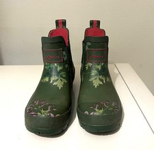 Keep your feet dry in style with these Joules wellibob floral short wellingtons