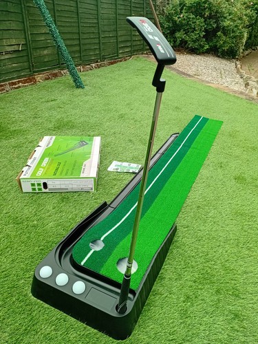 Golf putting green - -,