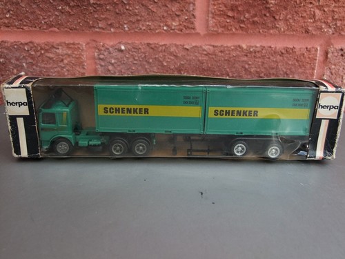 Man artic with twin container - twin,