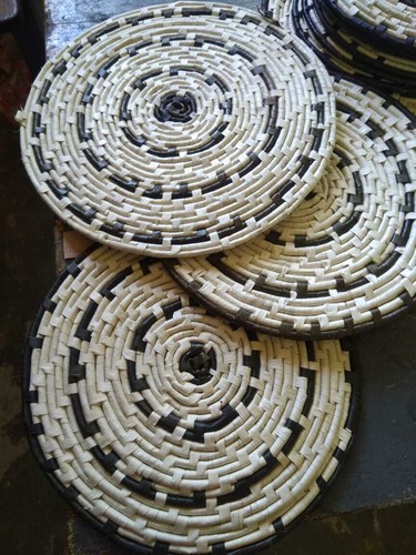 New natural round raffia table - round,