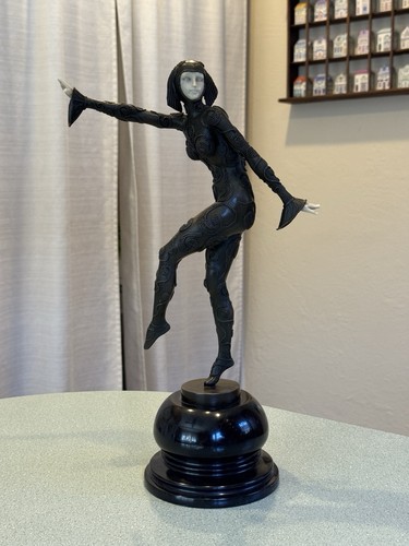 Art deco sculpture - coy, dancer
