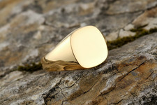 Yellow gold cushion signet - gold,