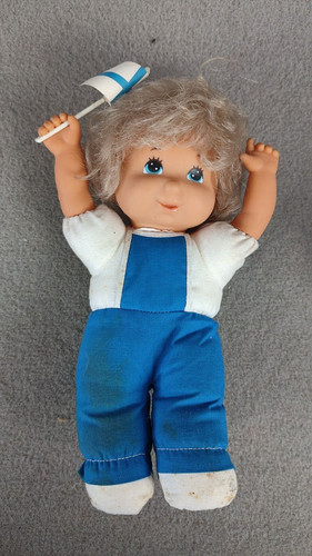 Doll hands the world - in,