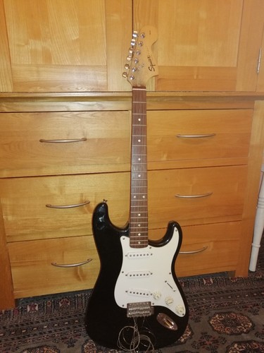 Squier strat fender - by,