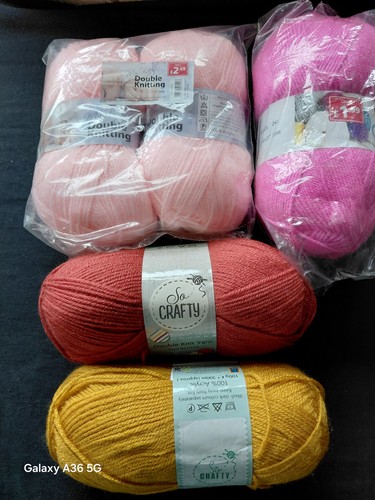 550g double knitting yarn - 550g,