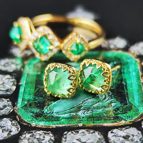 Sugar loaf cut natural emerald - cut,