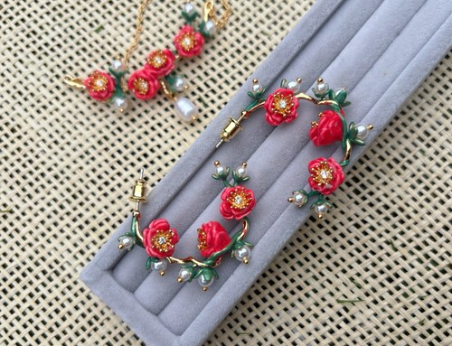 Les nereides gold tone - les, enamel