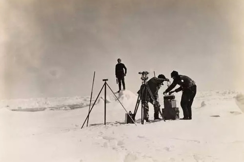 Members the expedition with - members, of