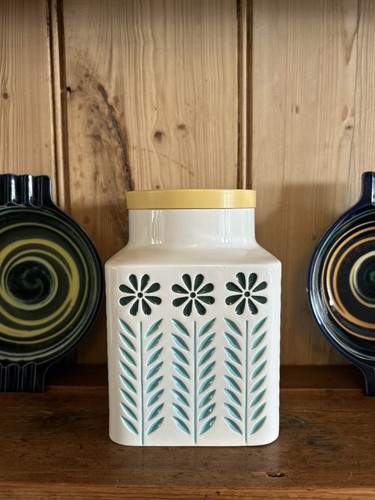 Hornsea pottery springtime - hornsea,