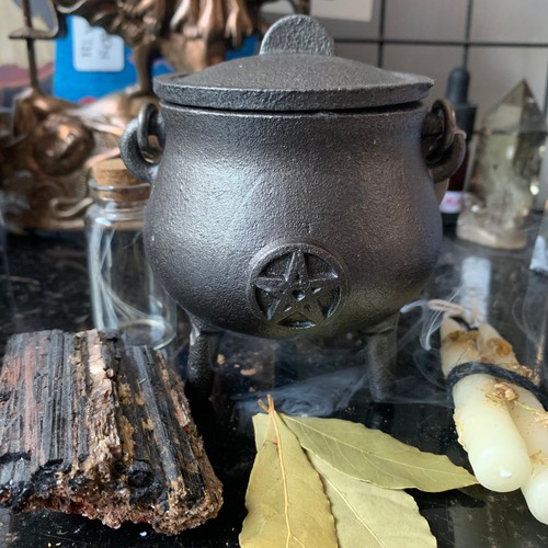 Cast iron cauldron with - iron,