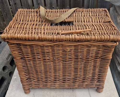 Large vtg wicker fishing - large,