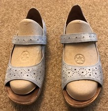 Clarks size 7 D Active Air