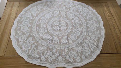 Vintage white lace - white, round