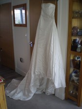 STRAPLESS WHITE WEDDING DRESS